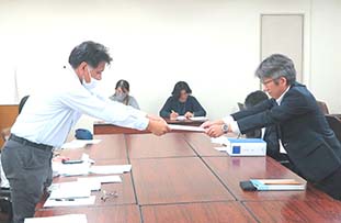 広島市職労が重点要求書を人事部長に提出