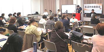 �A�X�e�[���v���U��c���ŊJ���ꂽ�s�E�J��P�񒆉��ψ���